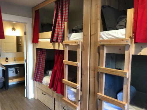 Hostal Eastside Guesthouse And Bivy