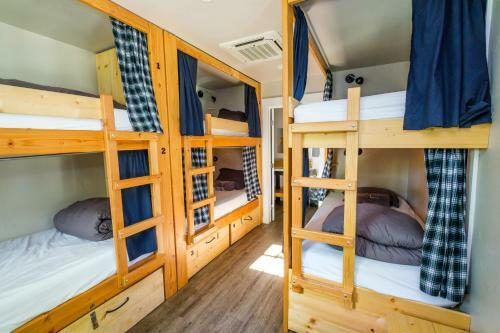 Hostal Eastside Guesthouse And Bivy