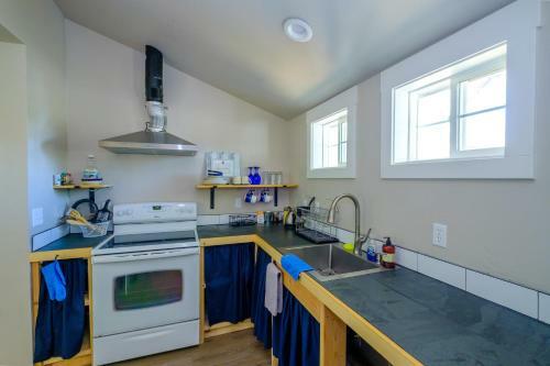 Hostal Eastside Guesthouse And Bivy
