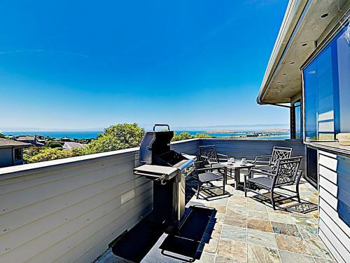 New Listing! Modern Beach Dream With Ocean Views Home