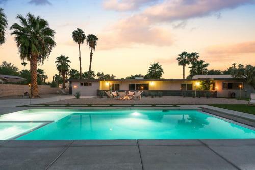 Designer Mcm Hideaway With Private Pool & Spa Home