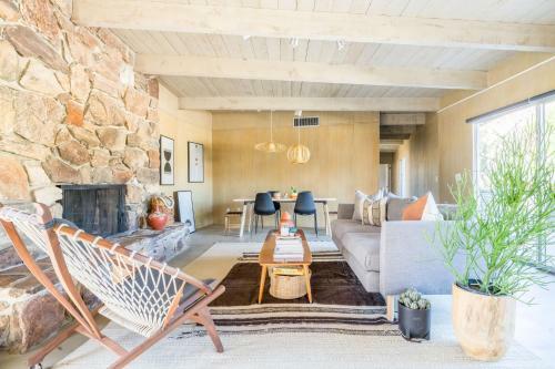 Designer Mcm Hideaway With Private Pool & Spa Home