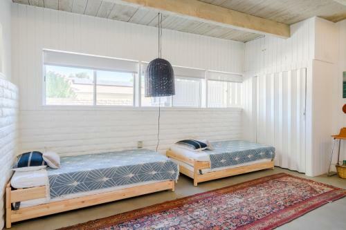 Designer Mcm Hideaway With Private Pool & Spa Home