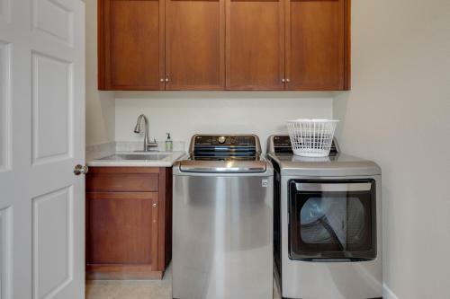 New Listing! All-suite ?eagle's Nest? W/ Hot Tub Home