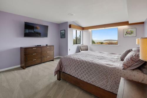 New Listing! All-suite ?eagle's Nest? W/ Hot Tub Home