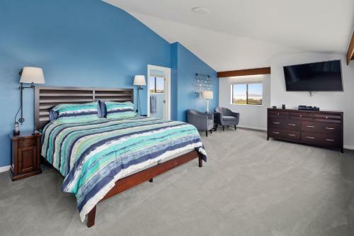 New Listing! All-suite ?eagle's Nest? W/ Hot Tub Home