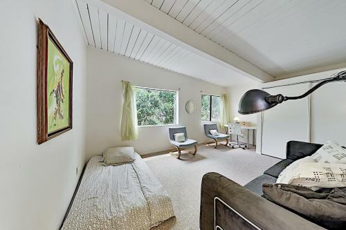 The Silver Lady - Retro-chic Retreat - Near Beach Home