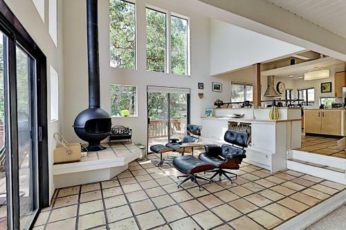 The Silver Lady - Retro-chic Retreat - Near Beach Home