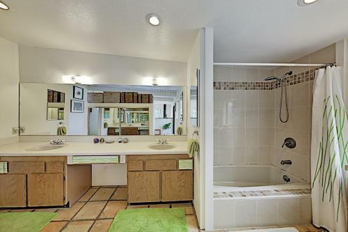 The Silver Lady - Retro-chic Retreat - Near Beach Home