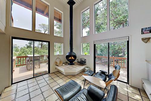 The Silver Lady - Retro-chic Retreat - Near Beach Home