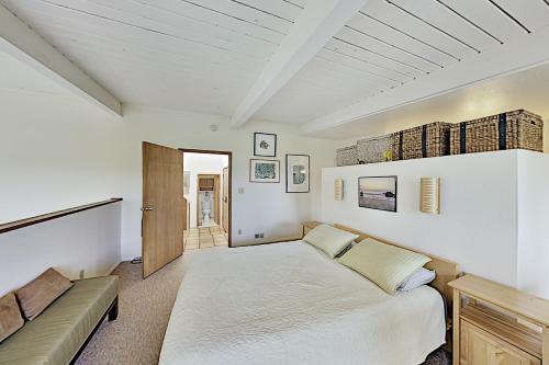 The Silver Lady - Retro-chic Retreat - Near Beach Home