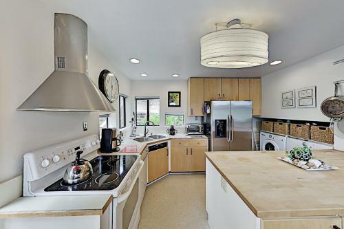 The Silver Lady - Retro-chic Retreat - Near Beach Home
