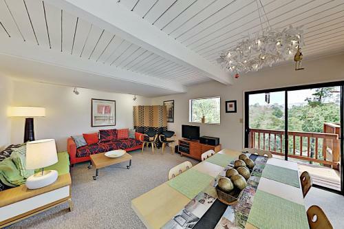 The Silver Lady - Retro-chic Retreat - Near Beach Home