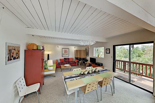 The Silver Lady - Retro-chic Retreat - Near Beach Home