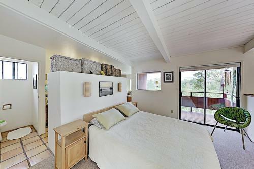 The Silver Lady - Retro-chic Retreat - Near Beach Home