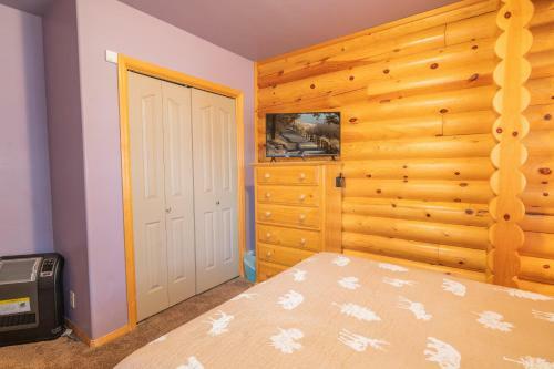 3 Cubs Lakefront Cabin