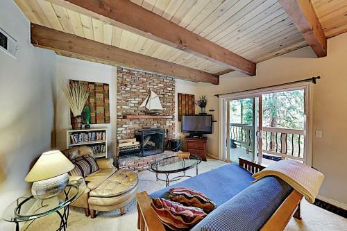 Wooded Haven With Hot Tub, 2 Fireplaces & Loft Home