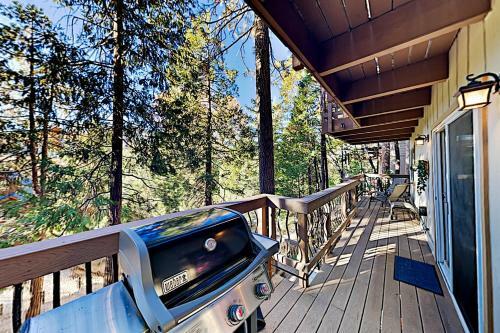 Wooded Haven With Hot Tub, 2 Fireplaces & Loft Home