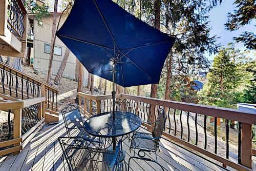 Wooded Haven With Hot Tub, 2 Fireplaces & Loft Home