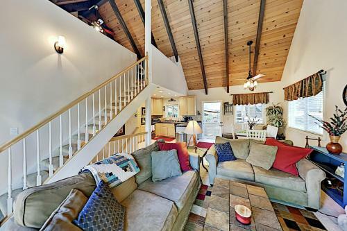 Wooded Haven With Hot Tub, 2 Fireplaces & Loft Home