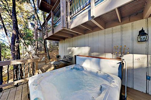 Wooded Haven With Hot Tub, 2 Fireplaces & Loft Home