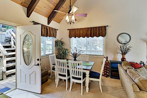 Wooded Haven With Hot Tub, 2 Fireplaces & Loft Home
