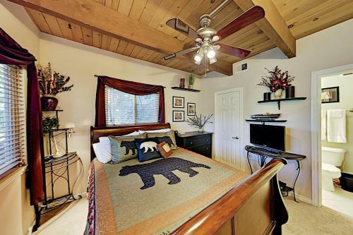 Wooded Haven With Hot Tub, 2 Fireplaces & Loft Home