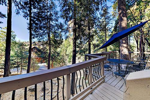 Wooded Haven With Hot Tub, 2 Fireplaces & Loft Home