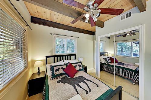 Wooded Haven With Hot Tub, 2 Fireplaces & Loft Home