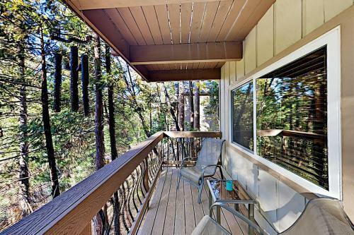 Wooded Haven With Hot Tub, 2 Fireplaces & Loft Home