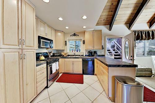Wooded Haven With Hot Tub, 2 Fireplaces & Loft Home
