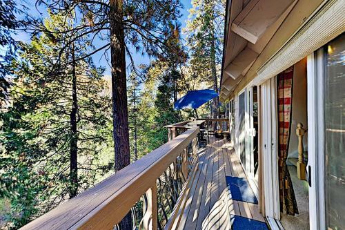 Wooded Haven With Hot Tub, 2 Fireplaces & Loft Home