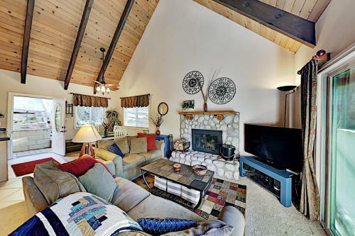 Wooded Haven With Hot Tub, 2 Fireplaces & Loft Home