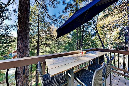 Wooded Haven With Hot Tub, 2 Fireplaces & Loft Home