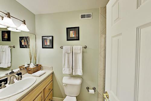 Wooded Haven With Hot Tub, 2 Fireplaces & Loft Home