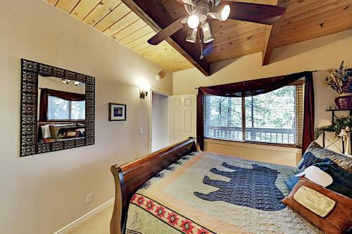 Wooded Haven With Hot Tub, 2 Fireplaces & Loft Home