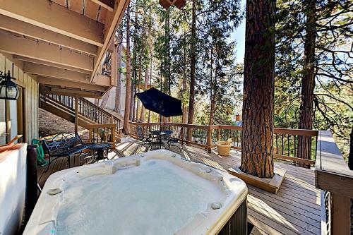 Wooded Haven With Hot Tub, 2 Fireplaces & Loft Home