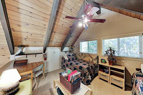 Wooded Haven With Hot Tub, 2 Fireplaces & Loft Home