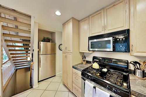 Wooded Haven With Hot Tub, 2 Fireplaces & Loft Home