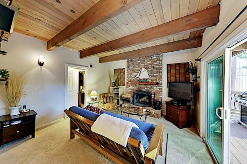 Wooded Haven With Hot Tub, 2 Fireplaces & Loft Home