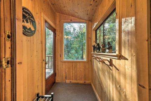Cabin With Fire Pit Mins To Vineyards And Hiking!