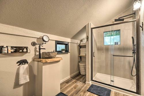 Cabin With Fire Pit Mins To Vineyards And Hiking!