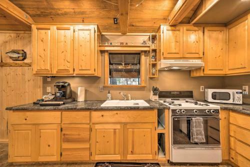 Cabin With Fire Pit Mins To Vineyards And Hiking!