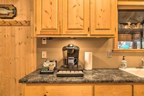 Cabin With Fire Pit Mins To Vineyards And Hiking!
