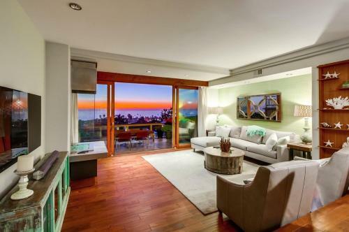 Panoramic Ocean Views, Walk To Beach, Ac, 2 View Decks