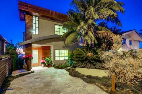 Panoramic Ocean Views, Walk To Beach, Ac, 2 View Decks