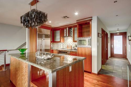 Panoramic Ocean Views, Walk To Beach, Ac, 2 View Decks