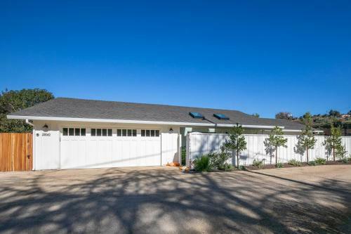 Fully Updated Three Bedroom Home With Hot Tub