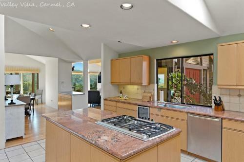 Extrodinary 4 Bedroom 3 And Half Bath With Sweeping Views