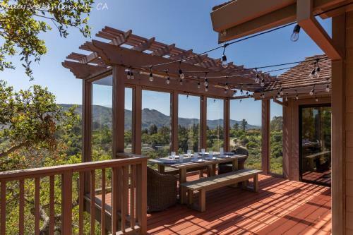 Extrodinary 4 Bedroom 3 And Half Bath With Sweeping Views